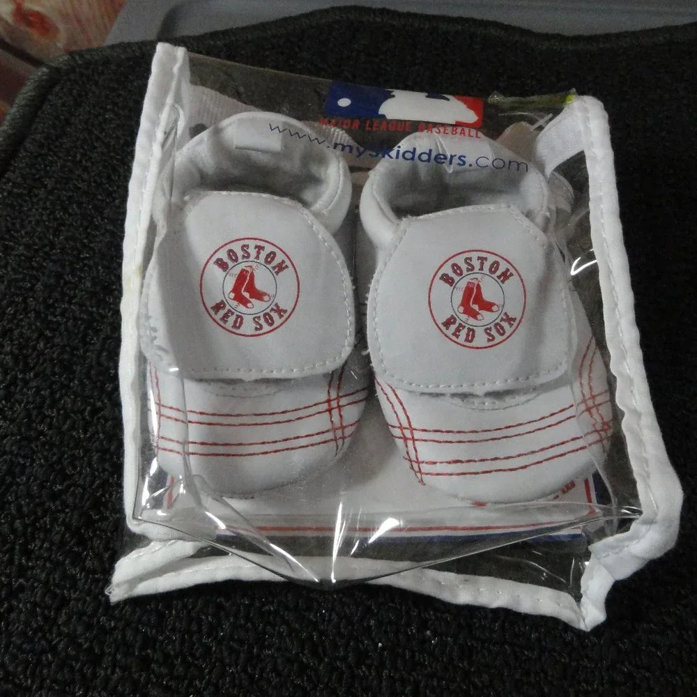 Boston Red Sox Skidders baby shoes.CUTE MLB ~New~0-6 months. Baseball fan